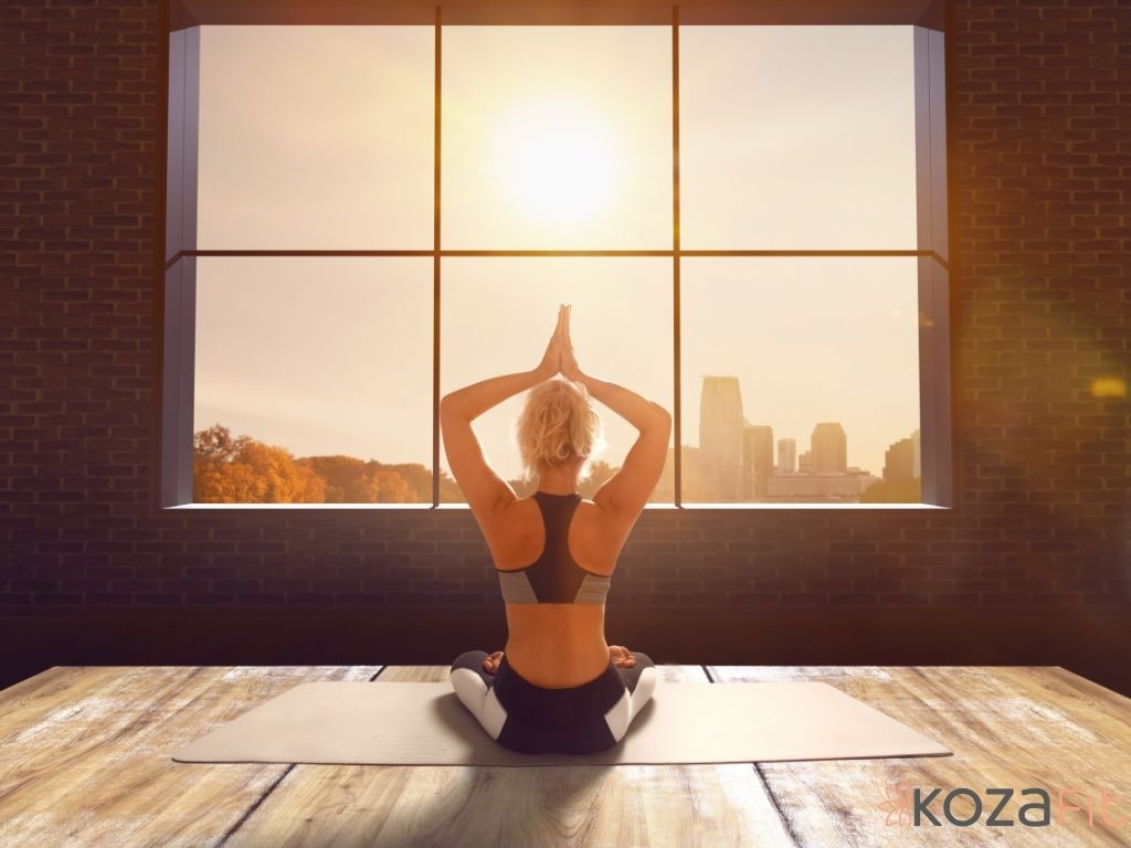 Sabah gün ışığında spor yapan kadın