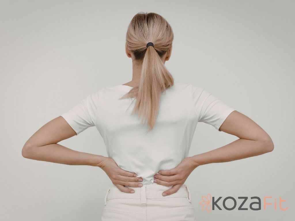 sırt ağrısını gösteren kadın görseli